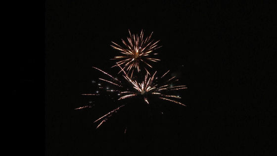 चीनी निर्यात उच्च गुणवत्ता 22 शॉट 350 ग्राम केक आतिशबाजी विभिन्न आकार के साथ 1.4 ग्राम Un0336 आतिशबाजी